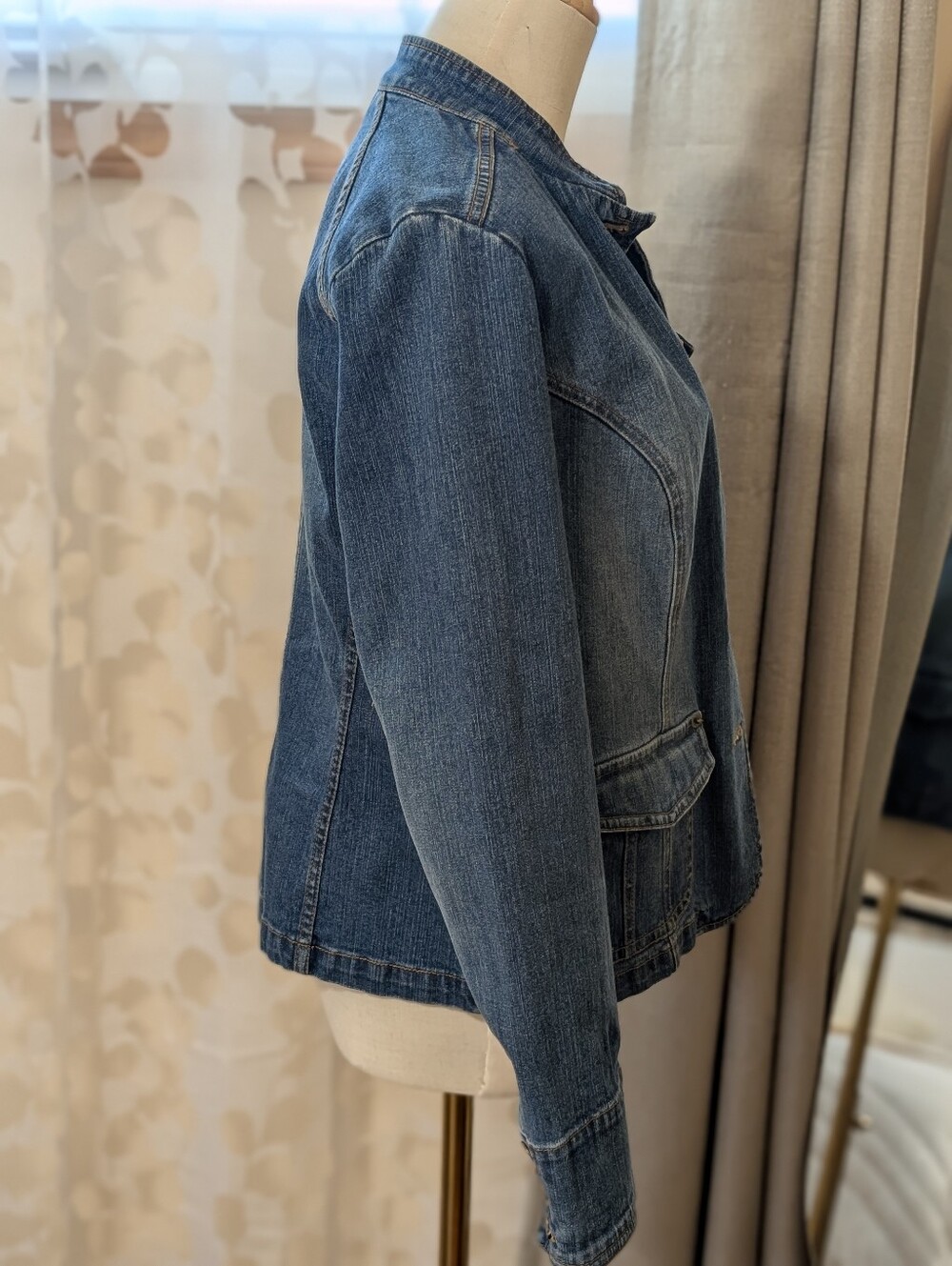 Madison & Max Women's Size Small Blue Denim Button Front Jean Jacket - Picture 9 of 13